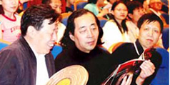 設計公(gōng)司-文(wén)化部部長(cháng)孫家正與理(lǐ)想公(gōng)司藝術總監邵新(xīn)一起觀看演出