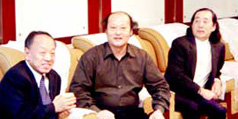 設計公(gōng)司-外交部長(cháng)李肇星、中(zhōng)國(guó)交響樂團團長(cháng)關峽與藝術總監邵新(xīn)親切交談