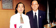 設計公(gōng)司-北京市副市長(cháng)劉敬民(mín)向理(lǐ)想公(gōng)司藝術總監邵新(xīn)頒發榮譽證書